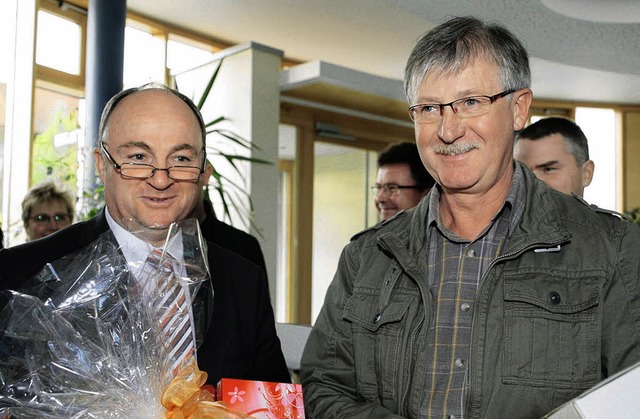 Klemens Kntzler (rechts) hat  75-mal ...on Brgermeister  Benz ausgezeichnet.   | Foto: Sandra Decoux-Kone