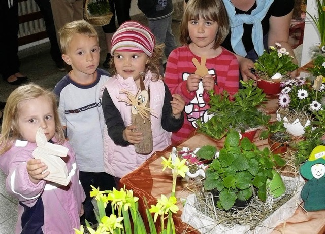 ber die sterlichen Dekorationen freu... Kinder des Hugsweirer Kindergartens.   | Foto: Alfred Arbandt