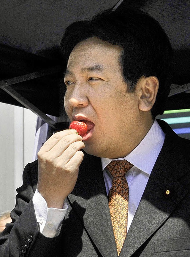 Regierungssprecher mit Biss: Yukio Edano isst eine Erdbeere.   | Foto: AFP