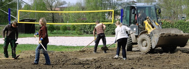 Der Rasen kann eingest werden, die Vo...mminger Kleinspielfeld sind erledigt.   | Foto: Markus Maier