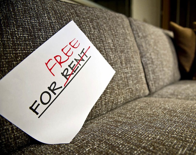 Billig und meistens auch bequem: Sofas gibt es in jeder WG.  | Foto: dpa