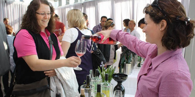 Die neuen Weine des Jahrgangs 2010 sta...Mittelpunkt der Eichstetter Weinkost.   | Foto: Christa rinklin