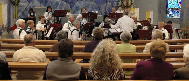 Der Seniorenspielkreis des Handharmoni...neue Heizanlage der Pfarrei bestimmt.   | Foto: Regine Ounas-Krusel