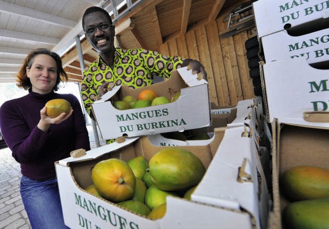 Birgit Klem freut sich ber die Mango-..., die ihr Mounirou Salami berreicht.   | Foto: bamberger