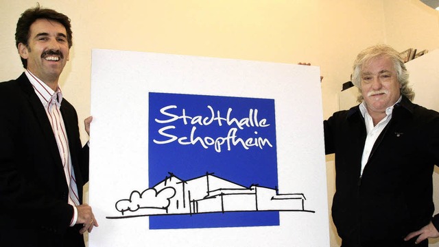 Fachbereichsleiter Jrgen Snger (link...ene neue Logo fr die Stadthalle vor.   | Foto: Marlies Jung-Knoblich