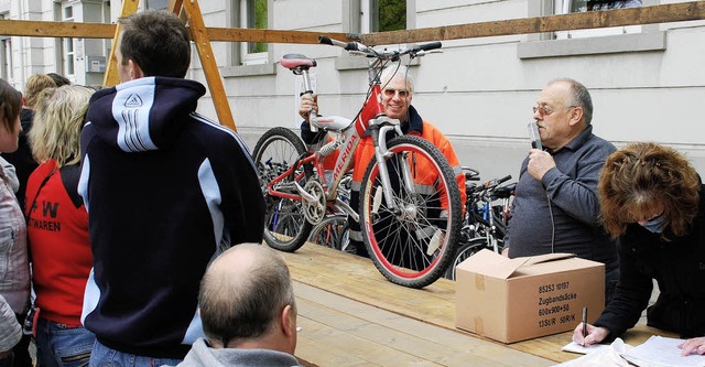 Auf groes Interesse stie die Fundsac...m. Vor allem Fahrrder waren gefragt.   | Foto: Edgar Steinfelder