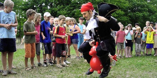 Ein etwas eigentmlicher Pirat unterh...jungen Teilnehmer des  Kindersommers.   | Foto: Veranstalter