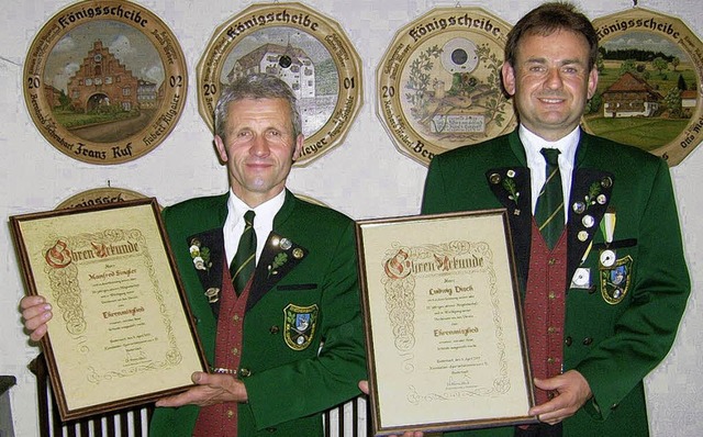 Die beiden neu ernannten Ehrenmitglied...red Singler (links) und Ludwig Disch.   | Foto: KKSV Biederbach
