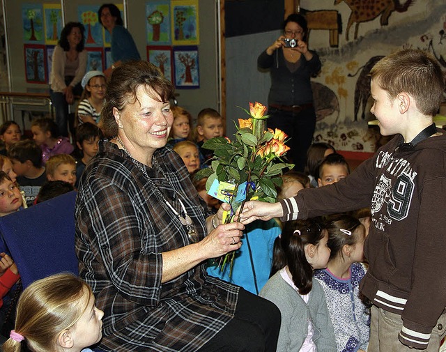 Mit Rosen gratulierten die Schler der...rin Rita Stemmler zum Dienstjubilum.   | Foto: Susanne Kanele