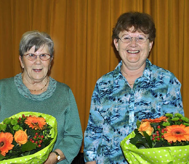Hilde Oswald (links) wurde fr zehn Ja...gen im Frauenchor Eimeldingen geehrt.   | Foto: Sedlak