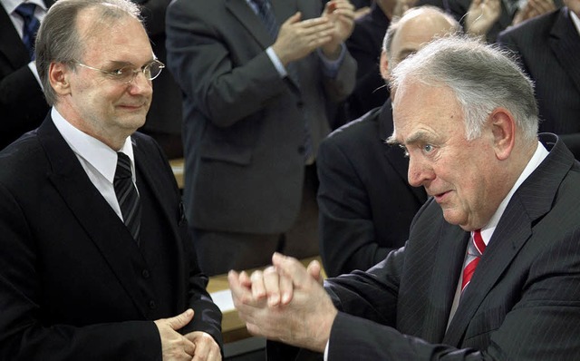 Wolfgang Bhmer (rechts) beglckwnscht Reiner Haseloff.  | Foto: dpa