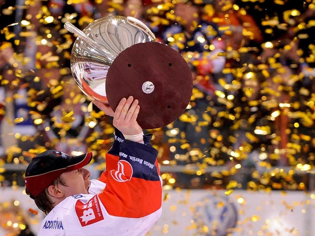 Berlins Rob Zepp jubelt mit dem Pokal.  | Foto: dapd