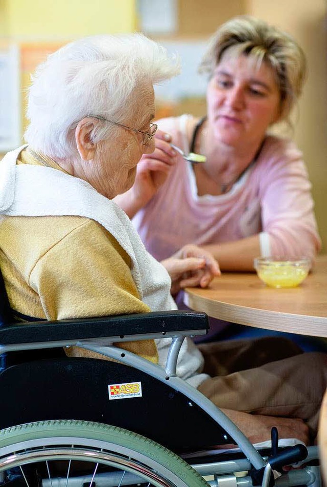 Hilfe beim Essen fr eine demente Frau  | Foto: dpa