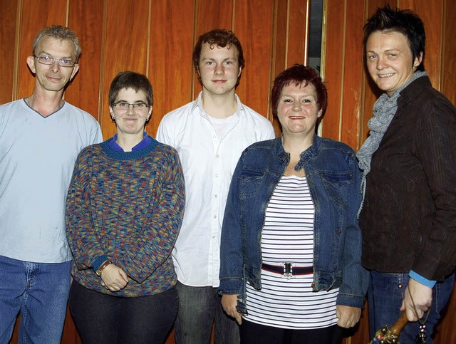 Narrenmutter Sybille Lehmann (rechts) ...tglieder des Narrenrats Gndelwangen.   | Foto: Daniele Schle