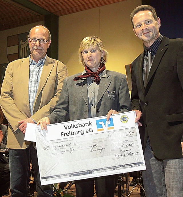 Spenden fr Japanhilfe der Stadtmusik ...und Jrgen Gackstatter vom Lions-Club   | Foto: Mller