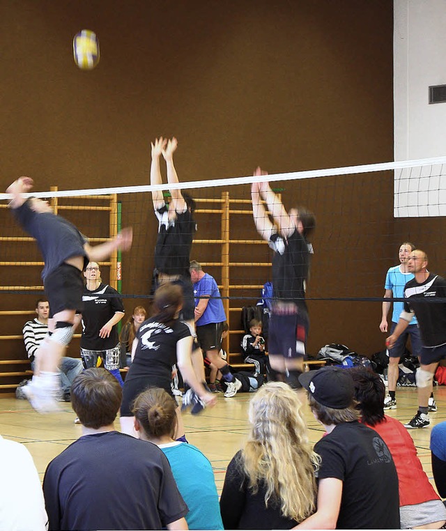 Die ganze Dynamik des Volleyballspiels...tion beim Wlder-Turnier in Neustadt.   | Foto: Gerhard Mutter