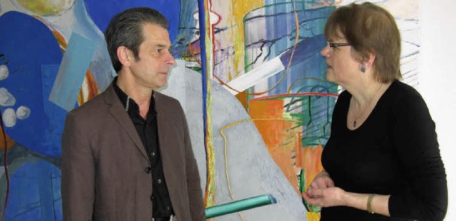Der Maler Erwin Holl vor einem seiner ...prch mit der Autorin Karin Gndisch.   | Foto: Dorothee Mller-Barbian