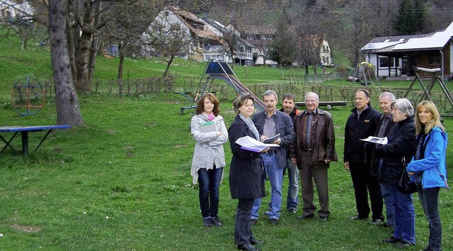 Brgermeister Gerd Schweinlin, mehrere...Sanierung des Spielplatzes in Marzell.  | Foto: Rolf-Dieter Kanmacher