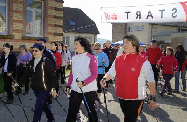 Begeisterte Teilnehmer beim Nordic-Walking-Tag in Freiamt, hier beim Aufwrmen.  | Foto: Pia Grttinger
