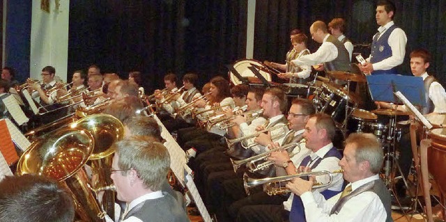 Die vereinigten Trompeten der Musikver...rt am  Samstagabend in der Jahn-Halle.  | Foto: Kalrernst Lauffer