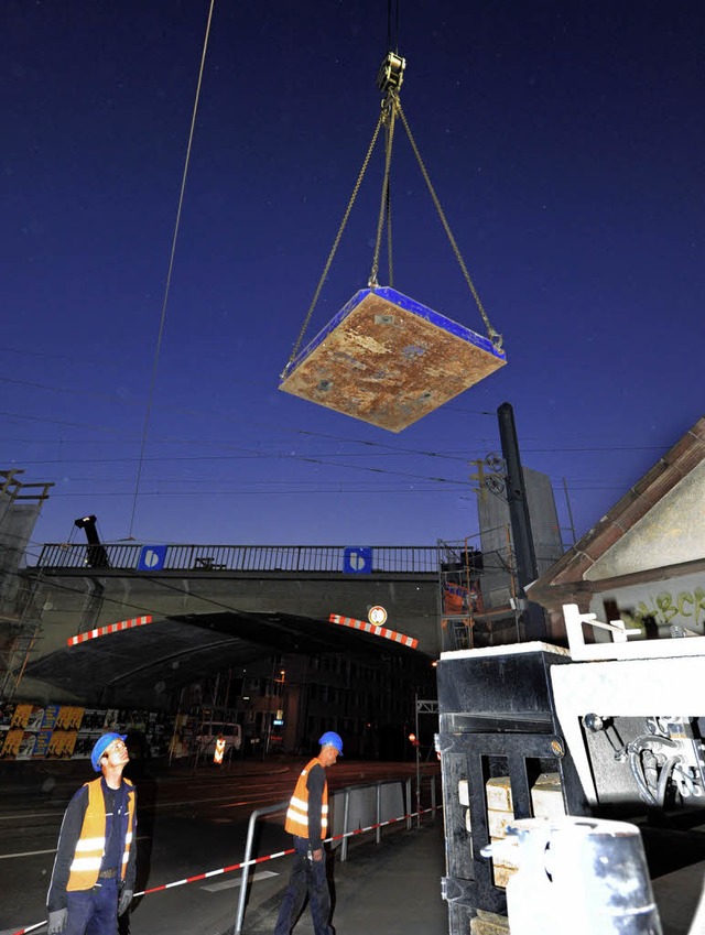 Hoch im  Nachthimmel schwebten Teile der Lrmschutzwand.   | Foto: Eggstein