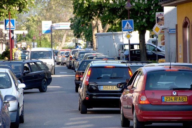 Auf der  vielbefahrenen Breisacher Rhe...ates bald erheblich  langsamer fahren.  | Foto: Gerold Zink