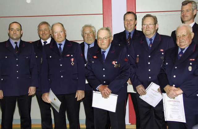 Kommandant Jochen Bhme (links),  Krei...ue zur  Breisacher Feuerwehr zu ehren.  | Foto: meike zorn
