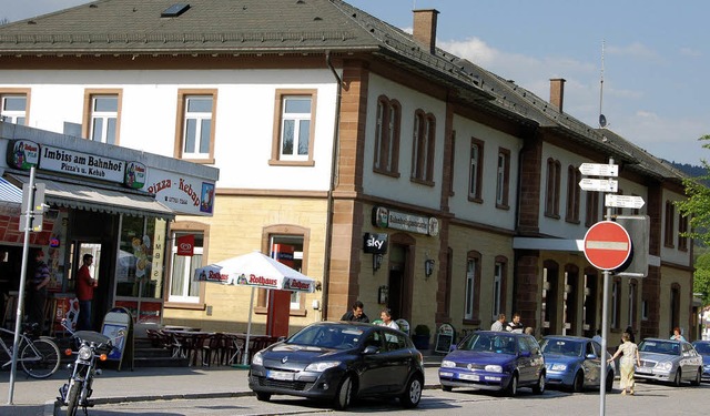 Wie es mit dem Bad Sckinger Bahnhof w... hren &#8211; und erfuhren es nicht.   | Foto: Axel Kremp