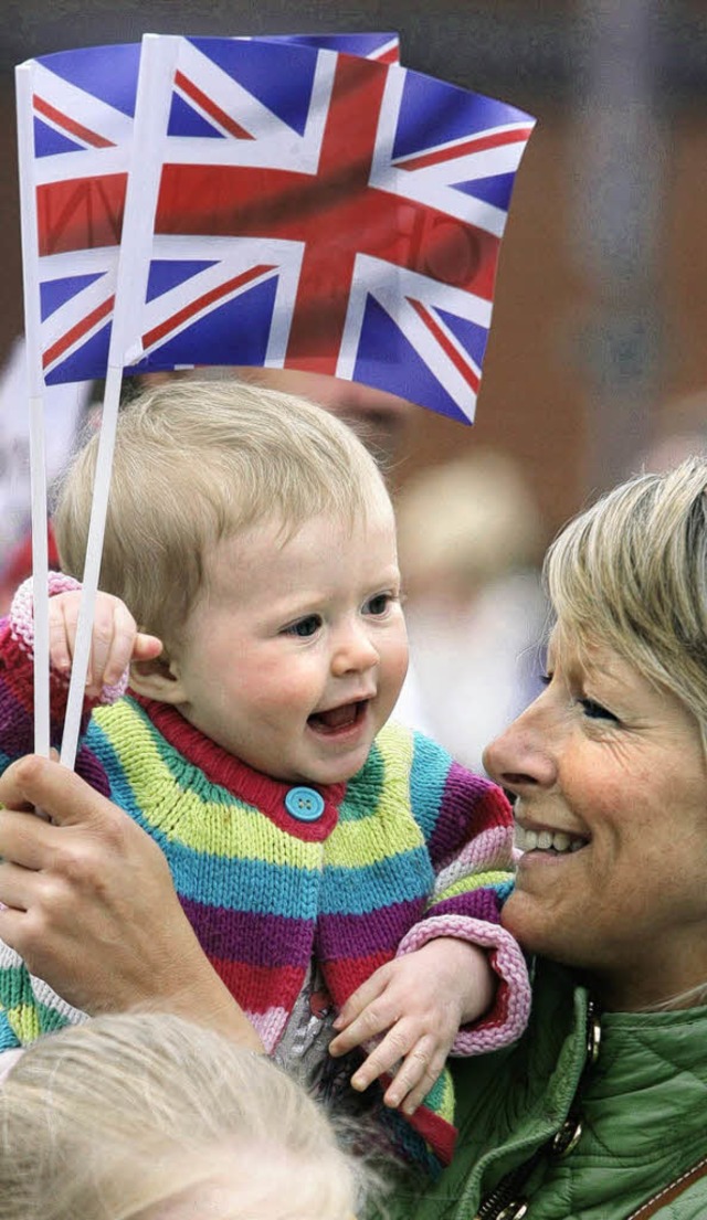 Fhnchen im Wind: Monarchie-Fans mit  Union Jack, der englischen Flagge  | Foto: dpa