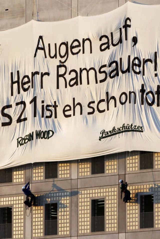 Aktivisten von Robin Wood und den Park...r Stadtbibliothek gegen Stuttgart 21.   | Foto: dapd