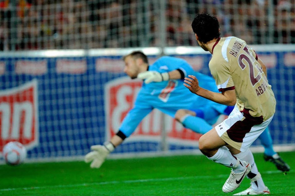 Mohammed Abdellaoue von Hannover (r) erzielt gegen Oliver Baumann von Freiburg das 0:1. (Foto: dpa) Mohammed Abdellaoue von Hannover (r) erzielt gegen Oliver Baumann von Freiburg das 0:1. (Foto: dpa)