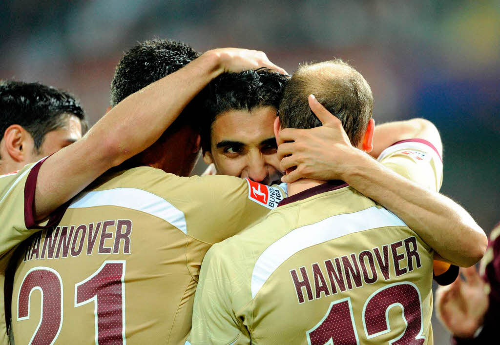 Hannovers Mohammed Abdellaoue (M.) jubelt nach seinem Treffer zum 0:1 mit seinen Mannschaftskollegen.