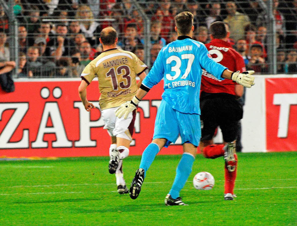Hannovers Schlaudraff (links) hat Freiburgs Torwart Baumann umkurvt und macht gleich das 0:2.