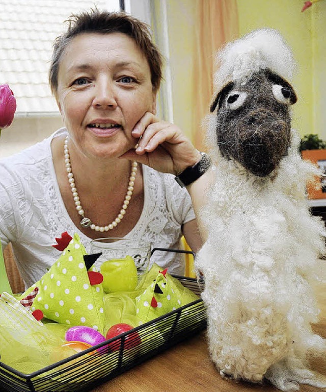 Mit der Osterdeko hlt sie&#8217;s nicht so spartanisch: Tina Eiermann  | Foto: B.SCHALLER