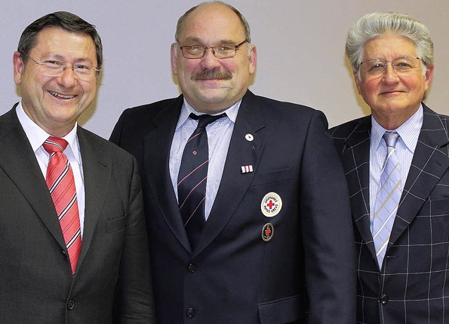 Bernhard Gantert (Mitte) ist seit 30 J...) und  Jrn Schrder (rechts) geehrt.   | Foto: Adelbert Mutz