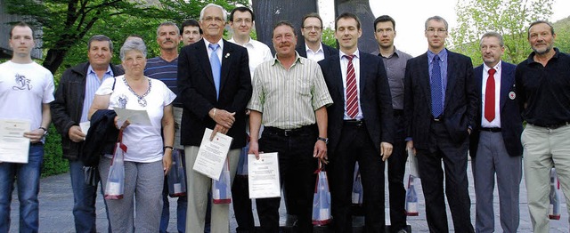 Gruppenfoto: die geehrten Blutspender vor dem Haus der Begegnung   | Foto: Ralf Staub