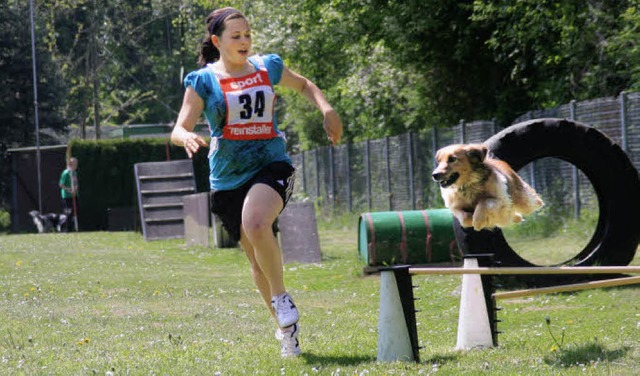 Ein schnelles Paar: Nicole Bernhard mi...8222;Jacky&#8220; beim Hindernislauf.   | Foto: Cremer