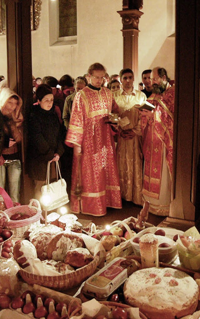 Erzpriester Michael Dronov (rechts) segnet die Ostergaben.  | Foto: Privat