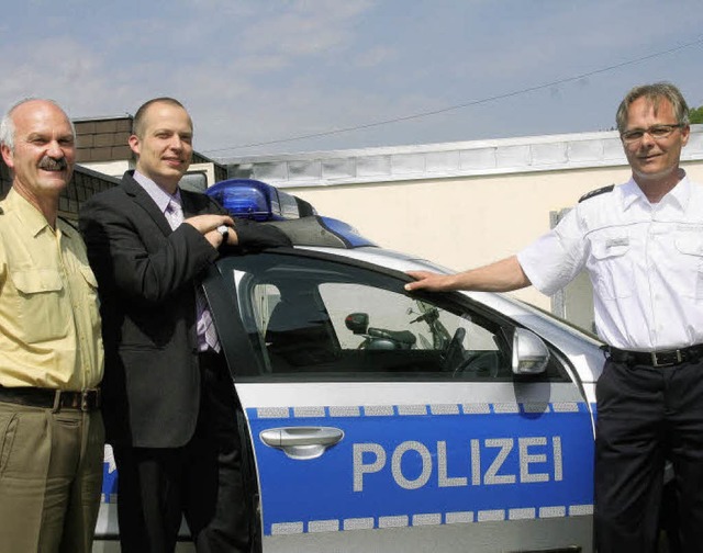 Die Jahresstatistik 2010 des Polizeire...) und Klaus Ziegler (von links) vor.    | Foto: Marlies Jung-Knoblich