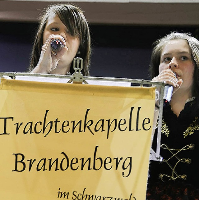 Als Gesangssolisten trumpften in Brandenberg Nathalie Thoma und Jana Kotz auf.   | Foto: Karin Maier