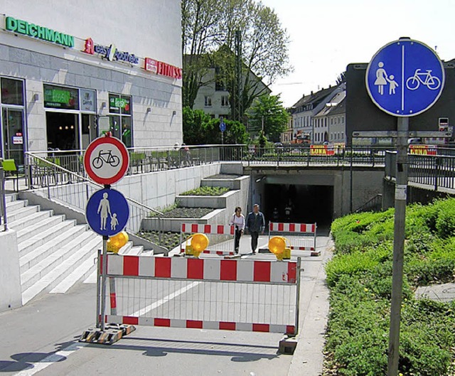 Zum Absteigen gezwungen werden sollten die Radler an der Bahnunterfhrung.  | Foto: Walser