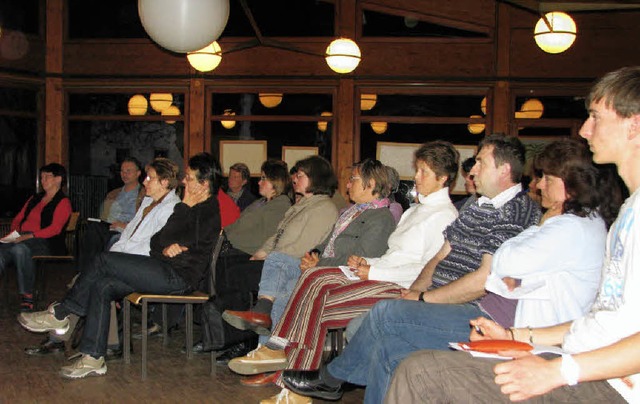 Zwei Dutzend Brger zeigten ihr Interesse bei der sozialen Brse.  | Foto: Rolf Albiez