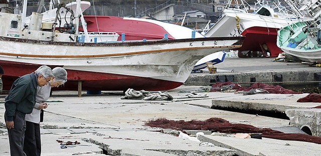 Verneigung im zerstrten Fischerhafen:...Frau Michiko in die Stadt Kitaibaraki.  | Foto: afp