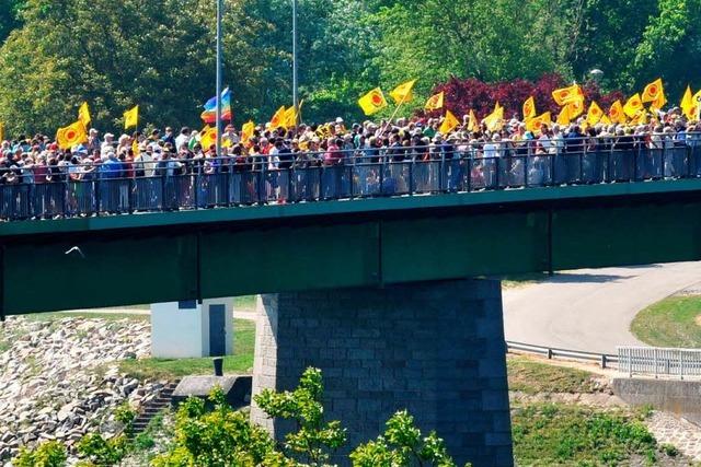 Tausende Atomkraftgegner demonstrieren auf Rheinbrücken