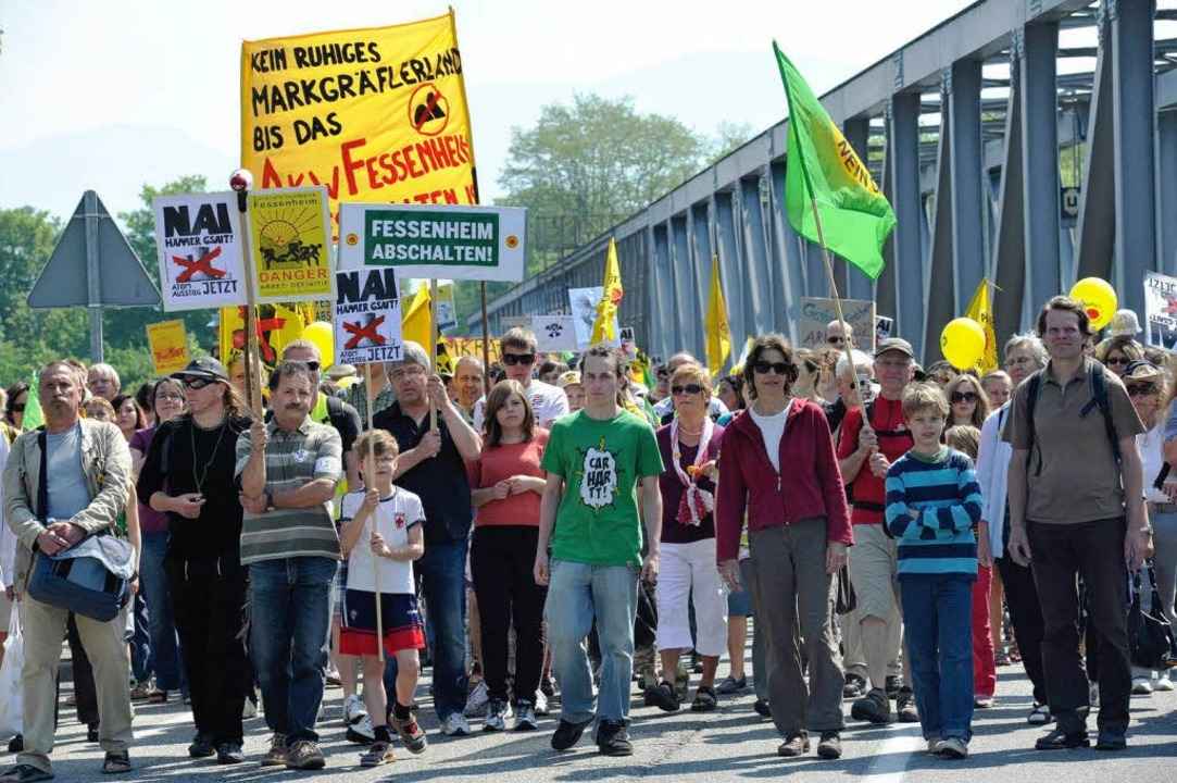 Rund 3000 Atomkraftgegner aus Deutschl...den beiden Rheinbr�cken bei Neuenburg.  | Foto: Volker M�nch