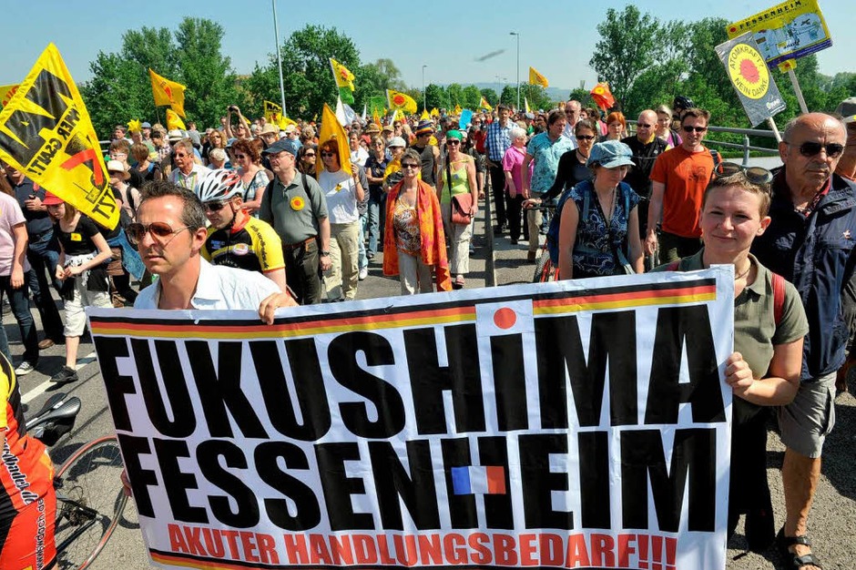 Atomkraftgegner demonstrieren bei Breisach. (Foto: dpa) Atomkraftgegner demonstrieren bei Breisach. (Foto: dpa)