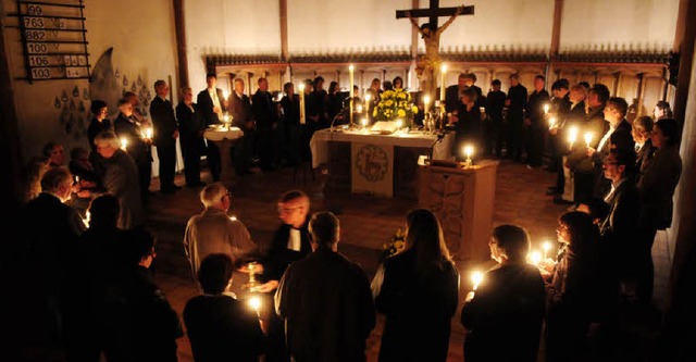 Die Kerzen der Glubigen erhellen nach und nach den Kirchenraum.   | Foto: Wolfgang Knstle