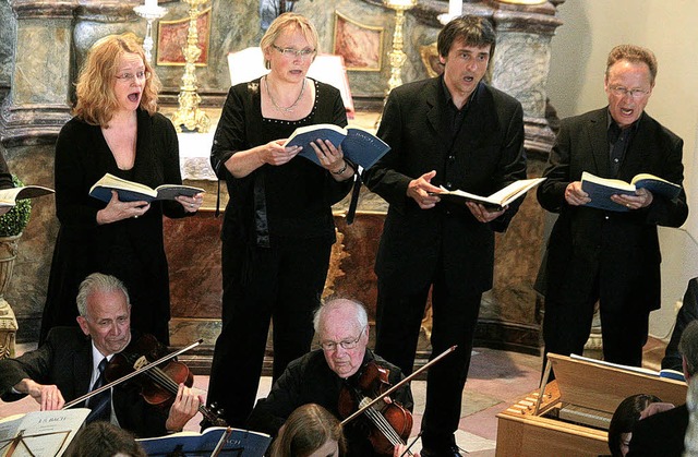 Vocalistenensemble und das junge Orche...ublikum applaudierte am Ende stehend.   | Foto: sandra decoux-kone