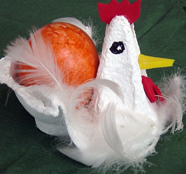 Die Osterdekoration zeigt es: Das Huhn legt das Ei und nicht der Osterhase.   | Foto: Charlotte Bhler-Mller