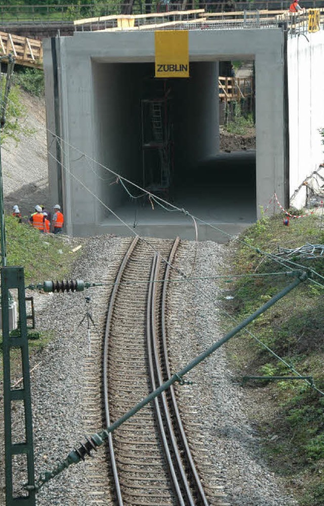 Die Bahn schob am Samstag ein 2500 Ton...e, ber die der Verkehr bislang rollt.  | Foto: Ounas-Krusel